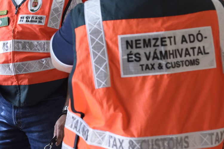 Túlsúllyal és ismeretlen eredetű alkohollal bukott le a román sofőr