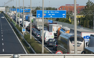 Torlódás az M1-esen Hegyeshalomnál - frissítve