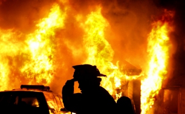Tűz ütött ki egy raktárépületben Győrben