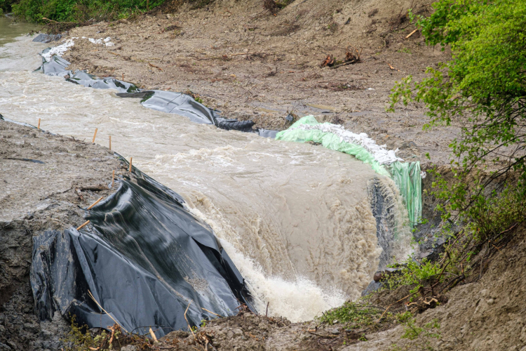 Parajd - Elkezdődött a Korond-patak elterelése, környezetvédelmi problémákat okozhat a bányából kijutó sós víz