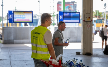 III. fokú riasztás és vízosztás a pályaudvarokon – Győrben is