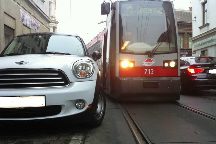 Naponta hat figyelmetlen autós tartja fel a villamosokat, buszokat Bécsben