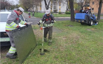 Megkezdődött a fűnyírás Győr közterületein