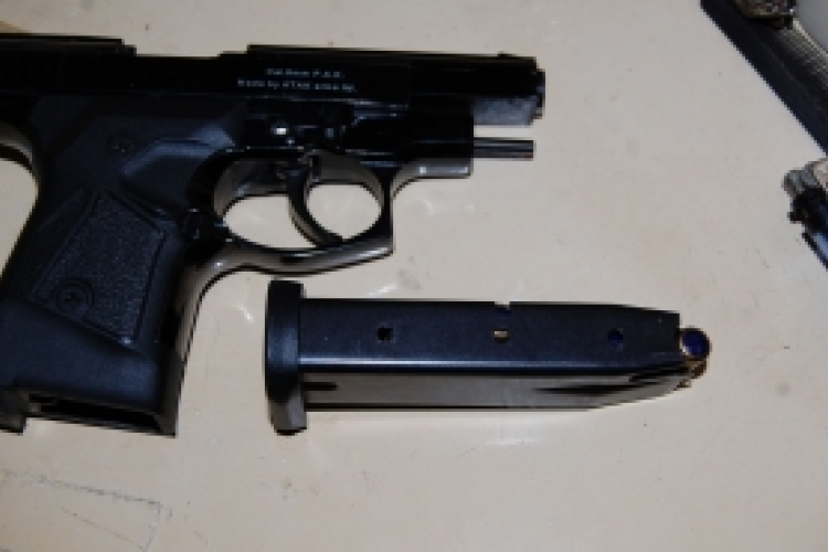 Fegyverrel fenyegetőzött Győrben egy tízemeletes lépcsőházában 