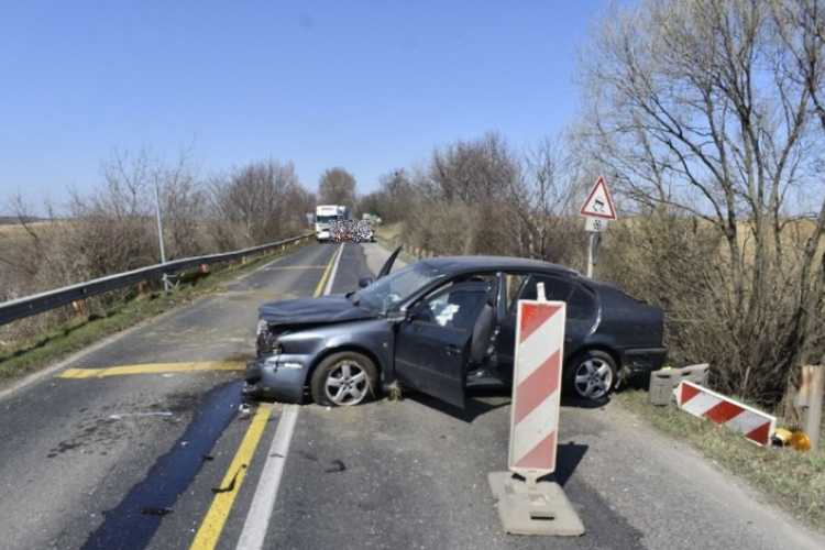 Szabálytalanság miatt okozott sérülést egy autós nő