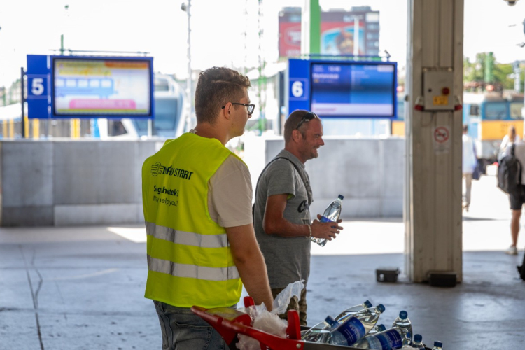 III. fokú riasztás és vízosztás a pályaudvarokon – Győrben is