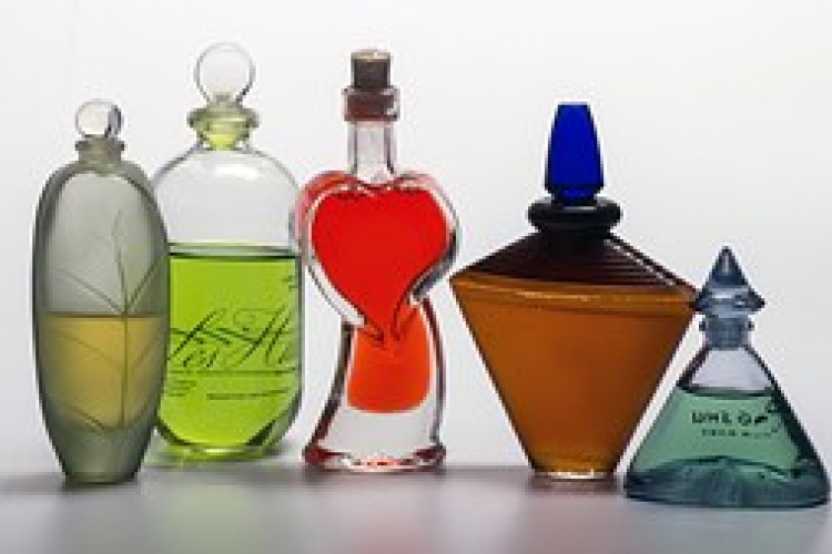 Hamis parfümszállítmányt foglaltak le Vámosszabadinál