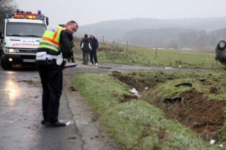 Ketten megsérültek, amikor felborult egy autó a 75-ös úton