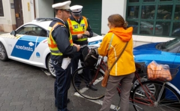 Bírság helyett tanácsod adtak a rendőrök a kerékpárosoknak