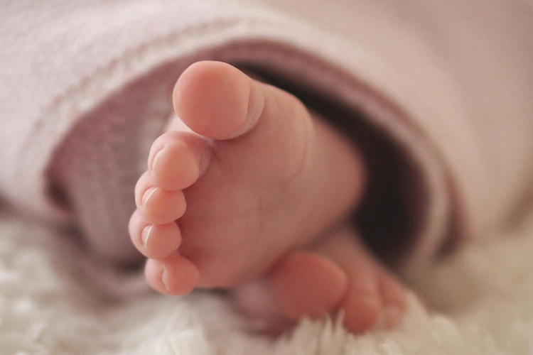 Szülész orvos kisfia lett az első baba