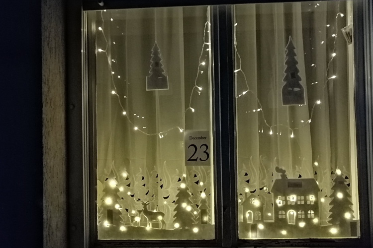 Négy győri városrészben is elindul az Adventi Ablakvadászat