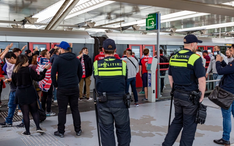 Száz szurkolót vettek őrizetbe a Bajnokok Ligája-mérkőzés előtt