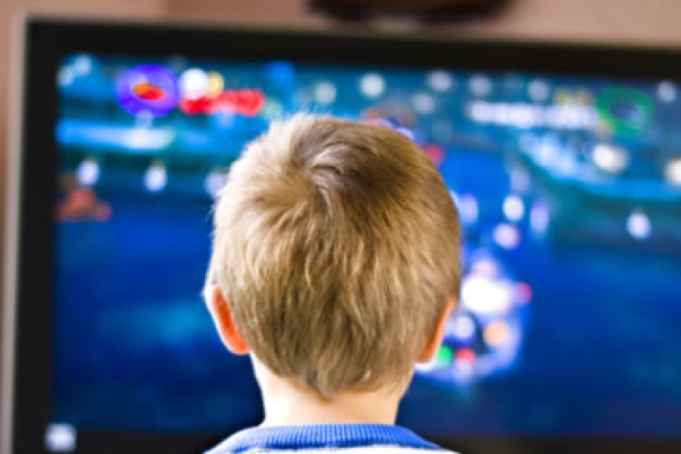A túl sokat tévéző gyerekekből antiszociális felnőttek válhatnak