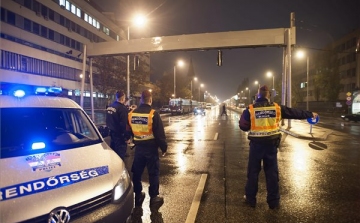 Bomba az Orczy parknál - Megkezdték a robbanószerkezet hatástalanítását