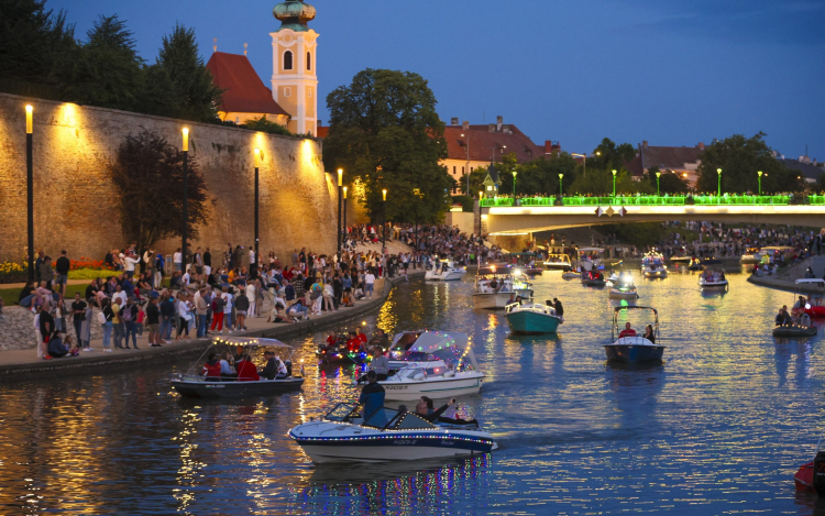 A folyók ünnepe: újra megrendezik a II. Lampionos Hajós Felvonulást Győrben