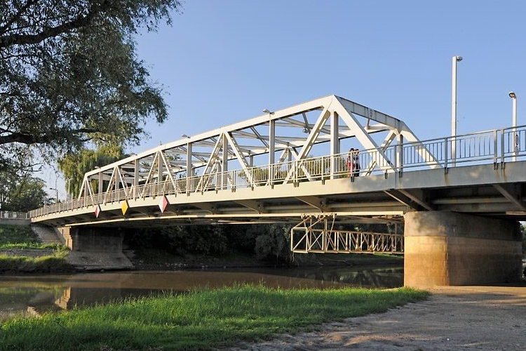 Lezárják a Petőfi híd alatti parkolót