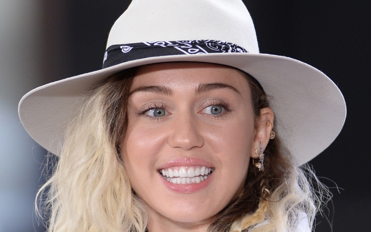 Miley Cyrus igyekszik jóvátenni az elmúlt éveket