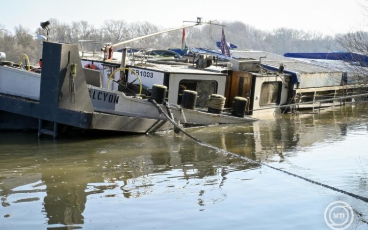 Léket kapott egy teherszállító uszály Vámosszabadinál
