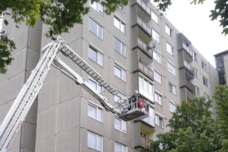 Idős hölgyet mentettek a tűzoltók Győrben