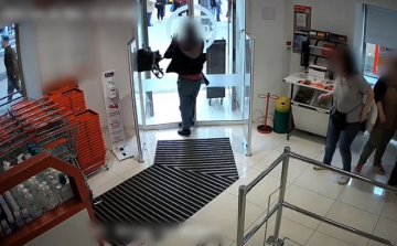 Futva menekült a tolvajnő, de az ajtó megállította - VIDEÓ
