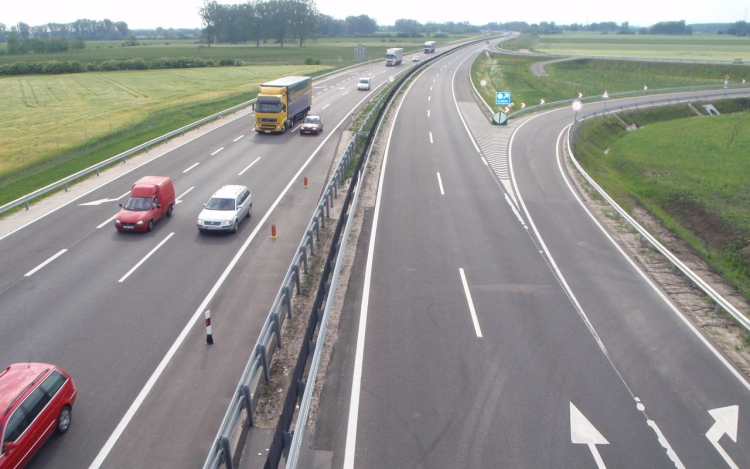 Autósok figyelem: forgalomkorlátozás az M85-ösön, lezárás lesz Győr irányába