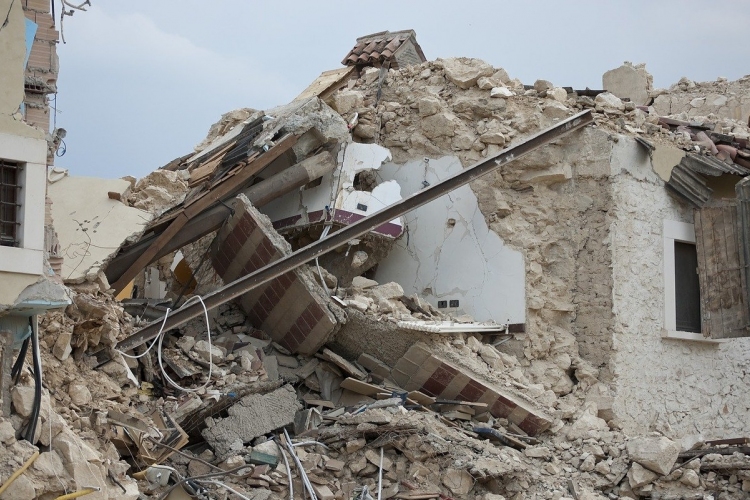 Már csak holttesteket találtak a romok alatt a török mentőcsapatok