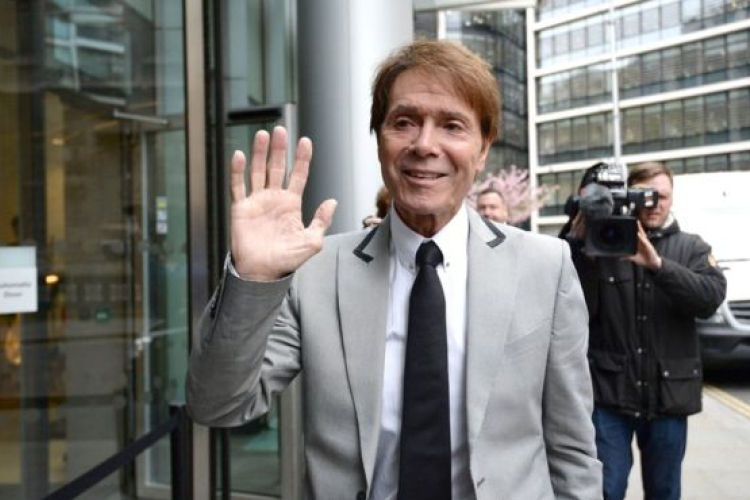 Egy vagyont perelt ki a BBC-től és a rendőrségtől Cliff Richard