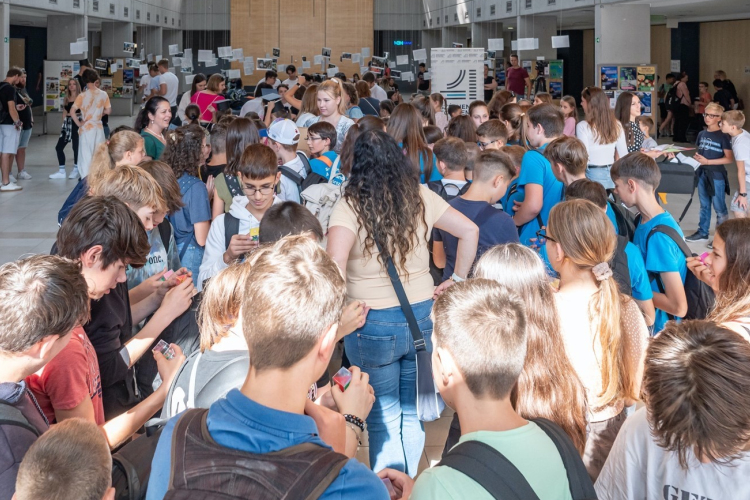 Kis kutatókkal teltek meg a Széchenyi Egyetem laboratóriumai és előadótermei