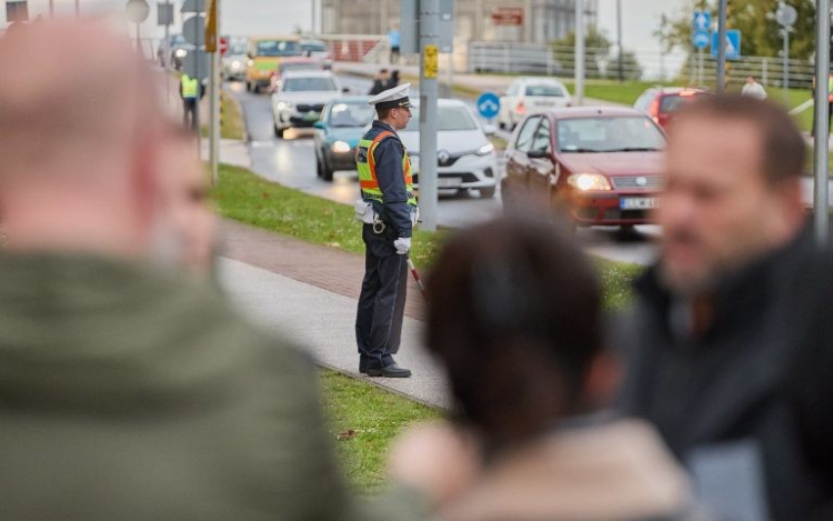 Valamilyen formában irányítani kell a forgalmat