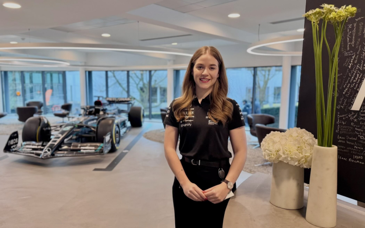 A Mercedes Forma–1-es csapatánál gyakornok