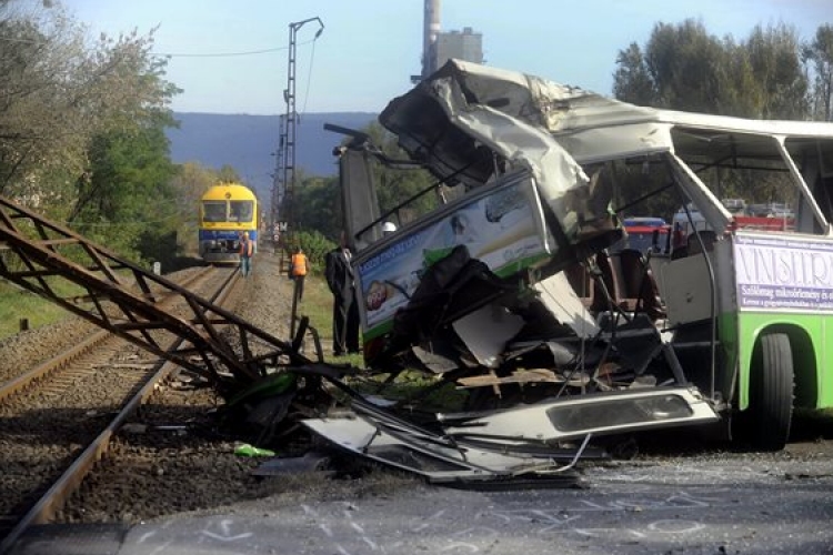 Vonat és busz ütközött Tatabányán - A buszsofőr nincs kihallgatható állapotban