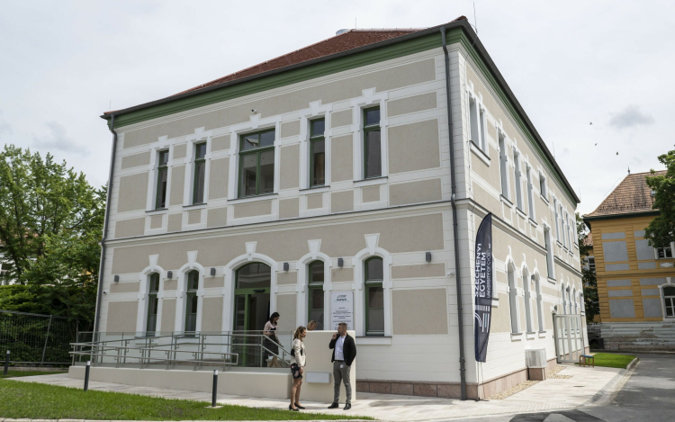 Átadták az Egyetem MedTech Egészségtechnológiai Campusának első épületét