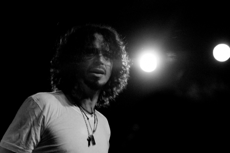 Megindító történetekkel búcsúztak a világhírű barátok Chris Cornelltől