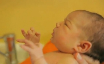 A világ legszebb babafürdetése - videóval
