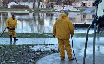 Így takarít a Győr-Szol a városi folyópartokon az árhullám után