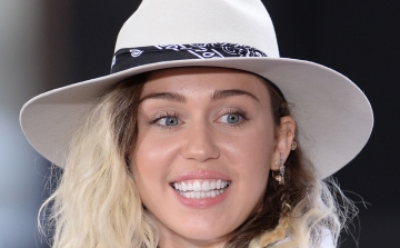 Miley Cyrus igyekszik jóvátenni az elmúlt éveket