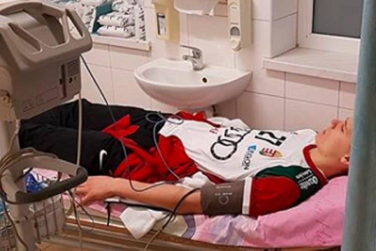 Beverte a fejét a meccsen a magyar kézilabdázó, agyrázkódással szállították kórházba