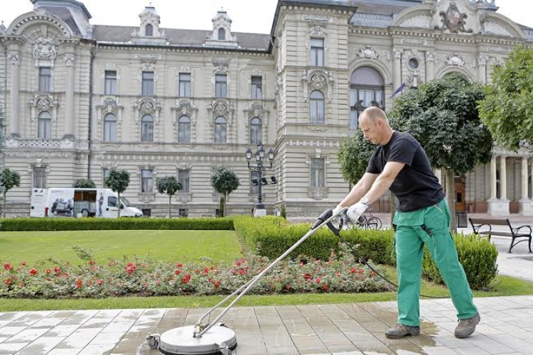 A Városház téren folytatódott a belvárosi burkolattisztítás