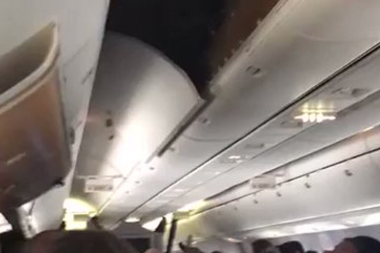 Leszakadt egy repülőgép mennyezete