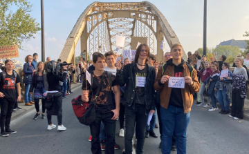 “Tanár nélkül nincs jövő!” Tüntető diákok foglalták el a Kossuth hidat Győrben