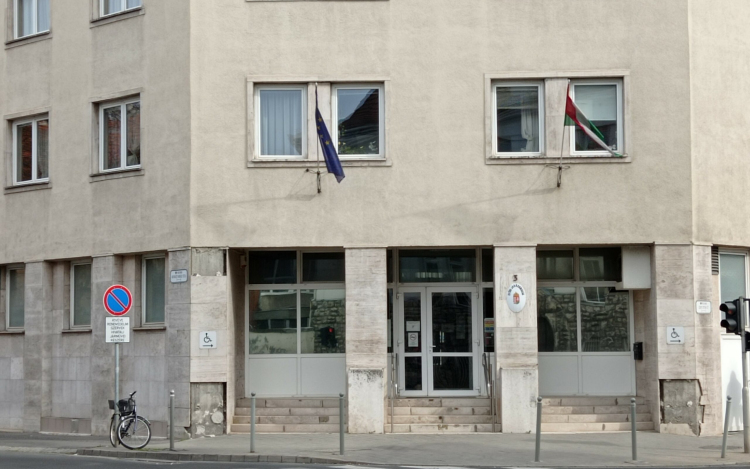 Pornográf képekkel zsarolta a kiskorú lányokat