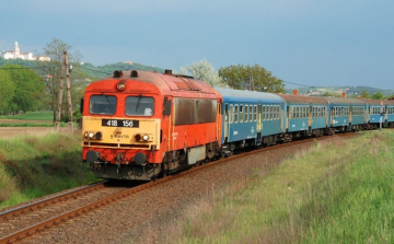 Négy napig buszokat vetnek be a Győr-Veszprém vasútvonalon