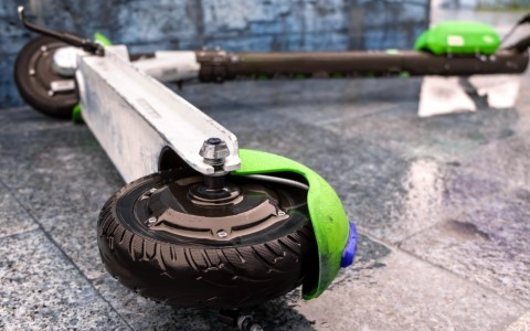 Még mindig rengeteg a rollerbaleset