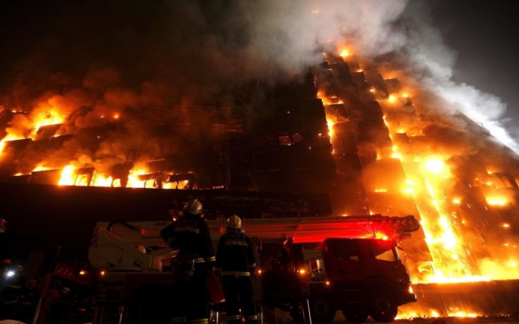Tűz ütött ki egy kínai szállodában, legalább 18 halott