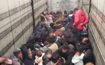 Majdnem nyolcvan migráns zsúfolódott egy kamionban, ami Magyarországra tartott