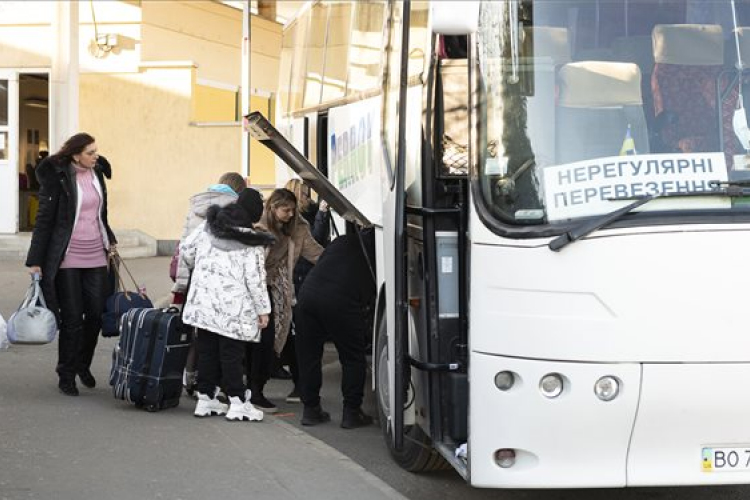 Jótékonysági koncertet, színházi előadást és árverést is szerveznek a menekültek megsegítésére