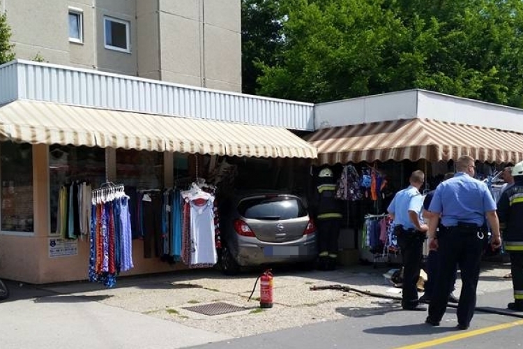 Butikba hajtott egy autó Győrben a Jereváni úton - Fotók