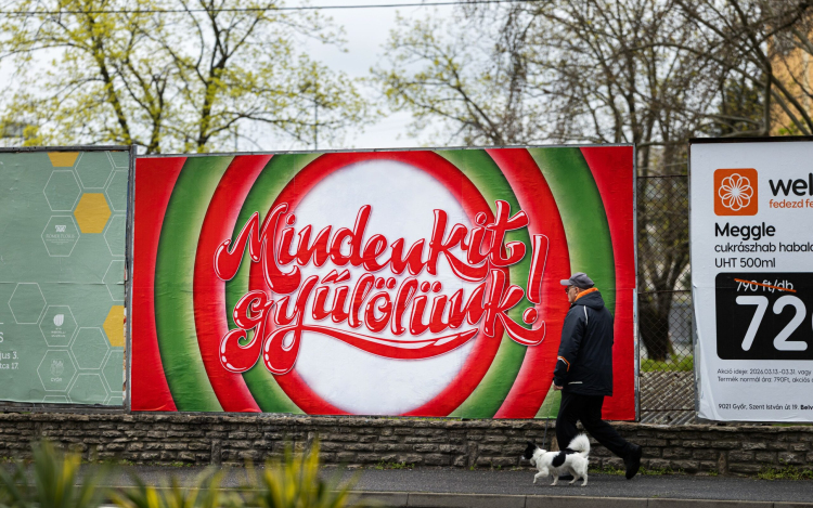 Győrben plakátokkal szembesít egy civil csapat, hova navigált minket a politika