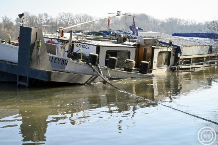 Léket kapott egy teherszállító uszály Vámosszabadinál