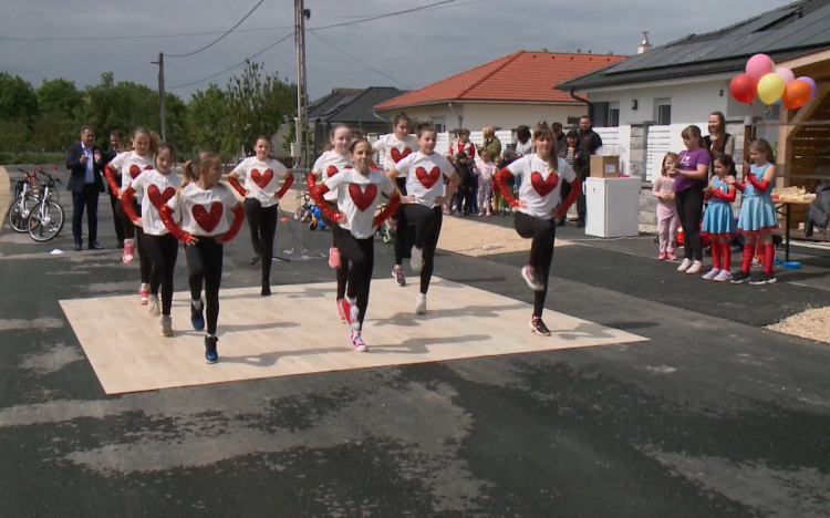 Felavatták a megújult Kiserdő utcát Nagybajcson